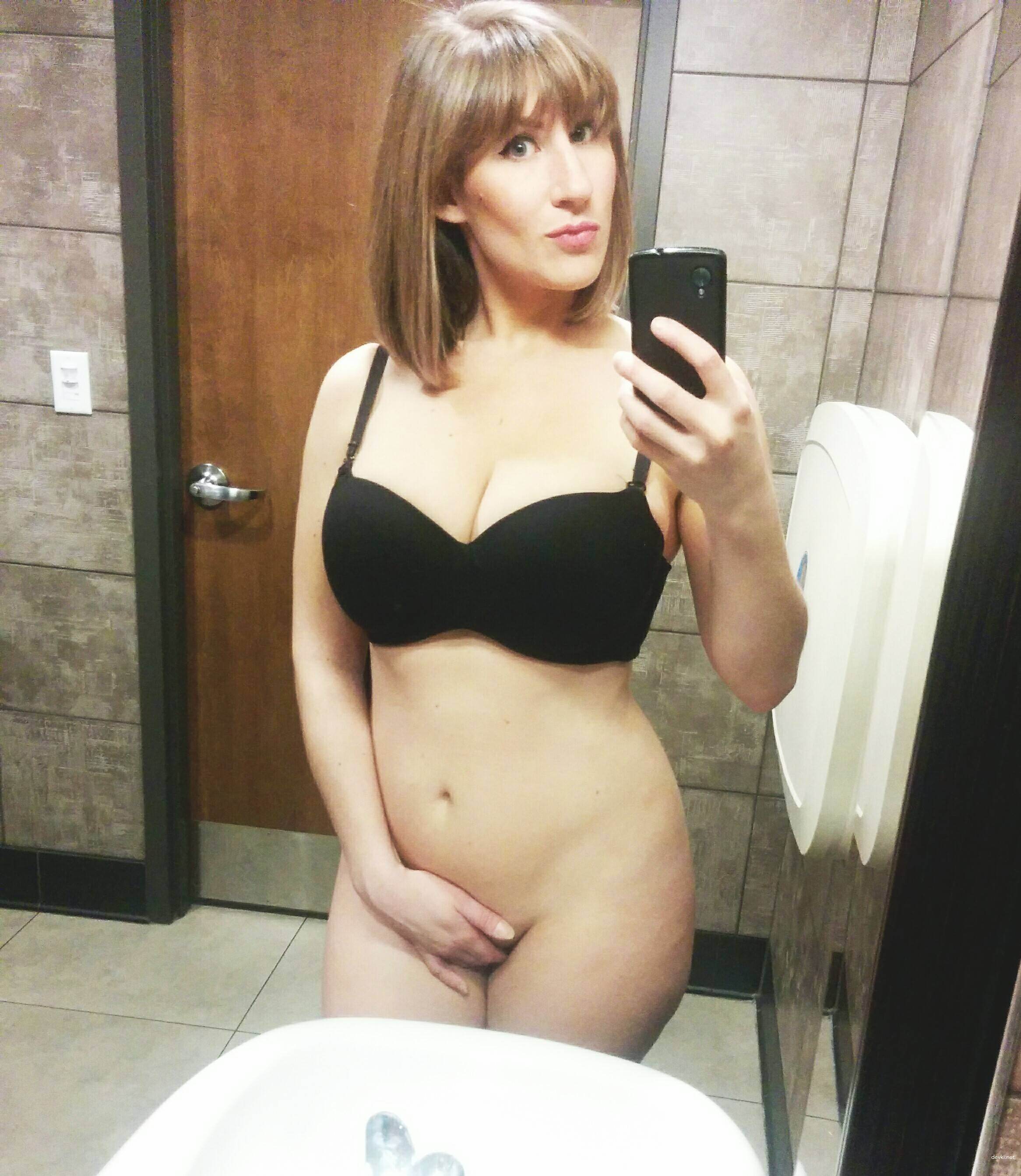 Busty Babe Snaps Naked Selfies - Explicit Amateur Photo Shoot