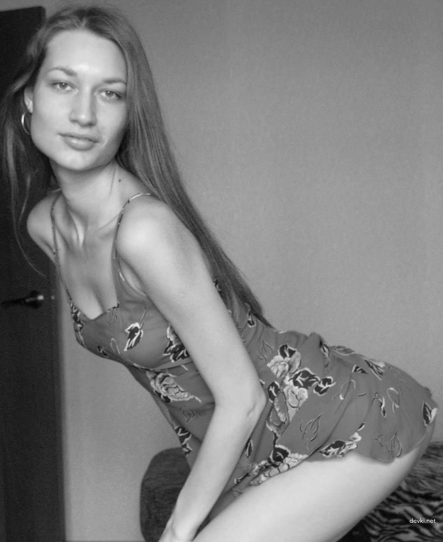 Skinny babe flaunts her pussy - Explicit amateur photo