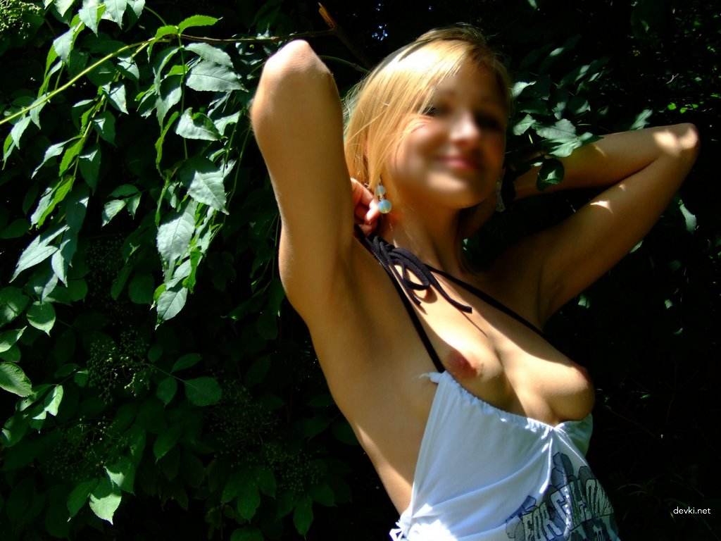 Young Kiev Girl Poses Nude on Street - Explicit Amateur Photo