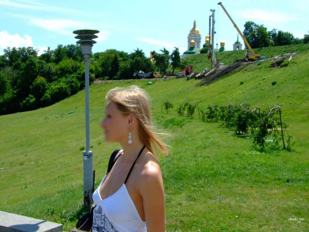 Young Kiev Girl Poses Nude on Street - Explicit Amateur Photo