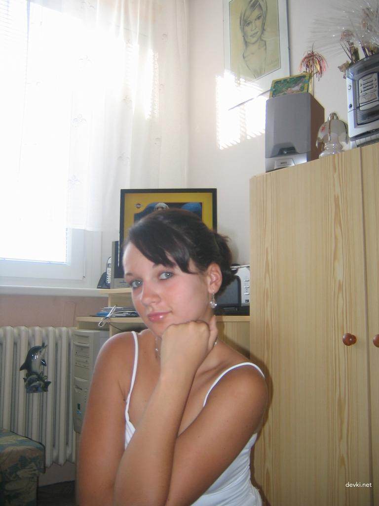 Hot Naked Brunette Amateur Exposing It All - Explicit Photo Shoot