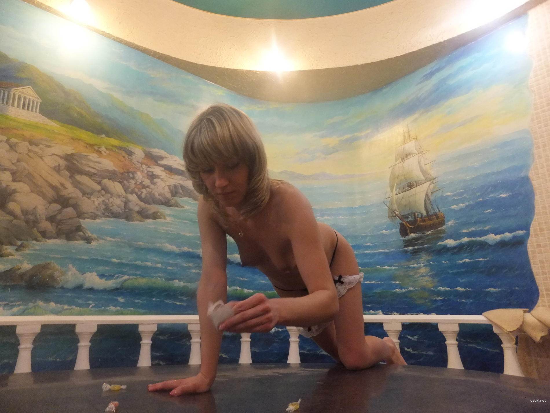 Hot Babe Gets Down and Dirty in Hardcore Sex Session