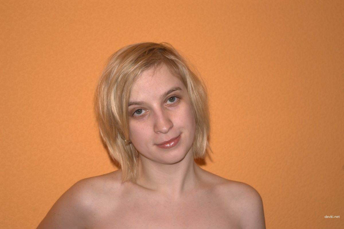 Amateur Babe Sexually Posing and Fondling Her Breasts