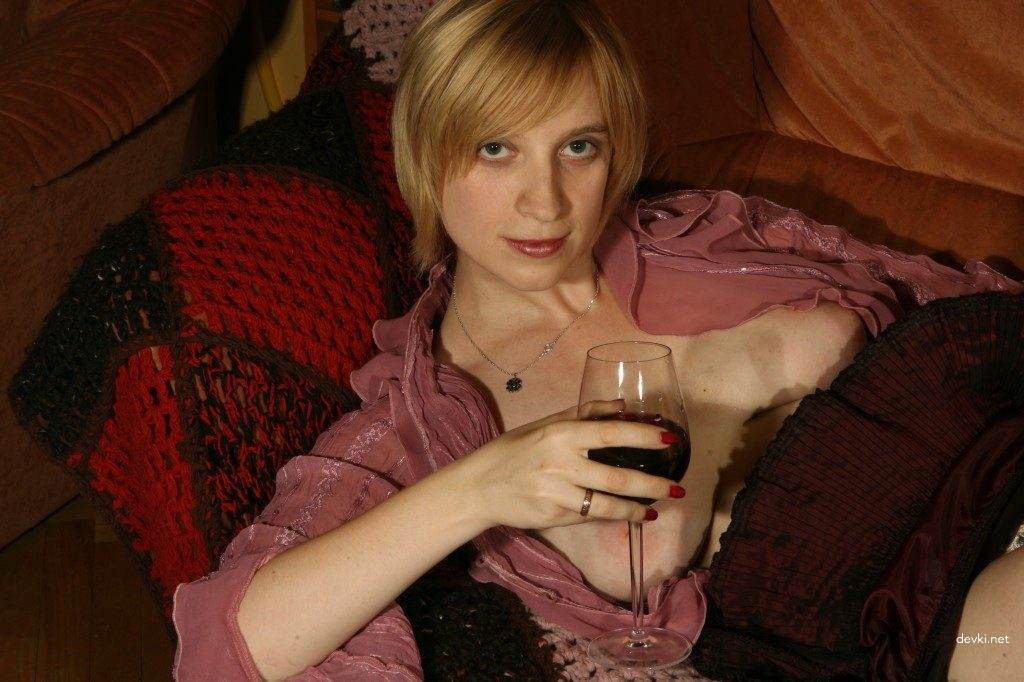 Amateur Babe Sexually Posing and Fondling Her Breasts