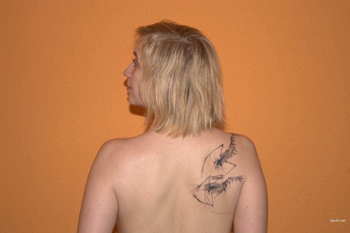 Amateur Babe Sexually Posing and Fondling Her Breasts