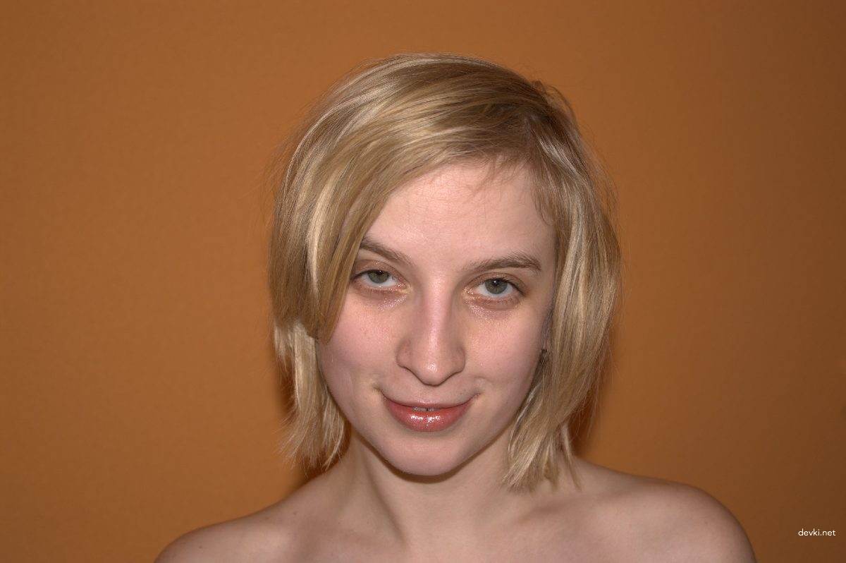 Amateur Babe Sexually Posing and Fondling Her Breasts