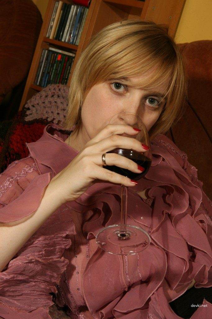 Amateur Babe Sexually Posing and Fondling Her Breasts