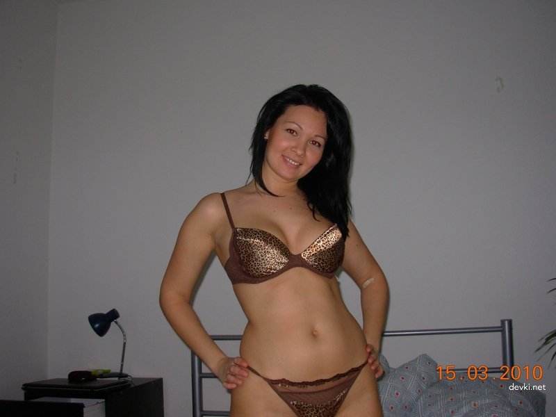 Seductive Girlfriend Poses for Boyfriend: Amateur Explicit Photos