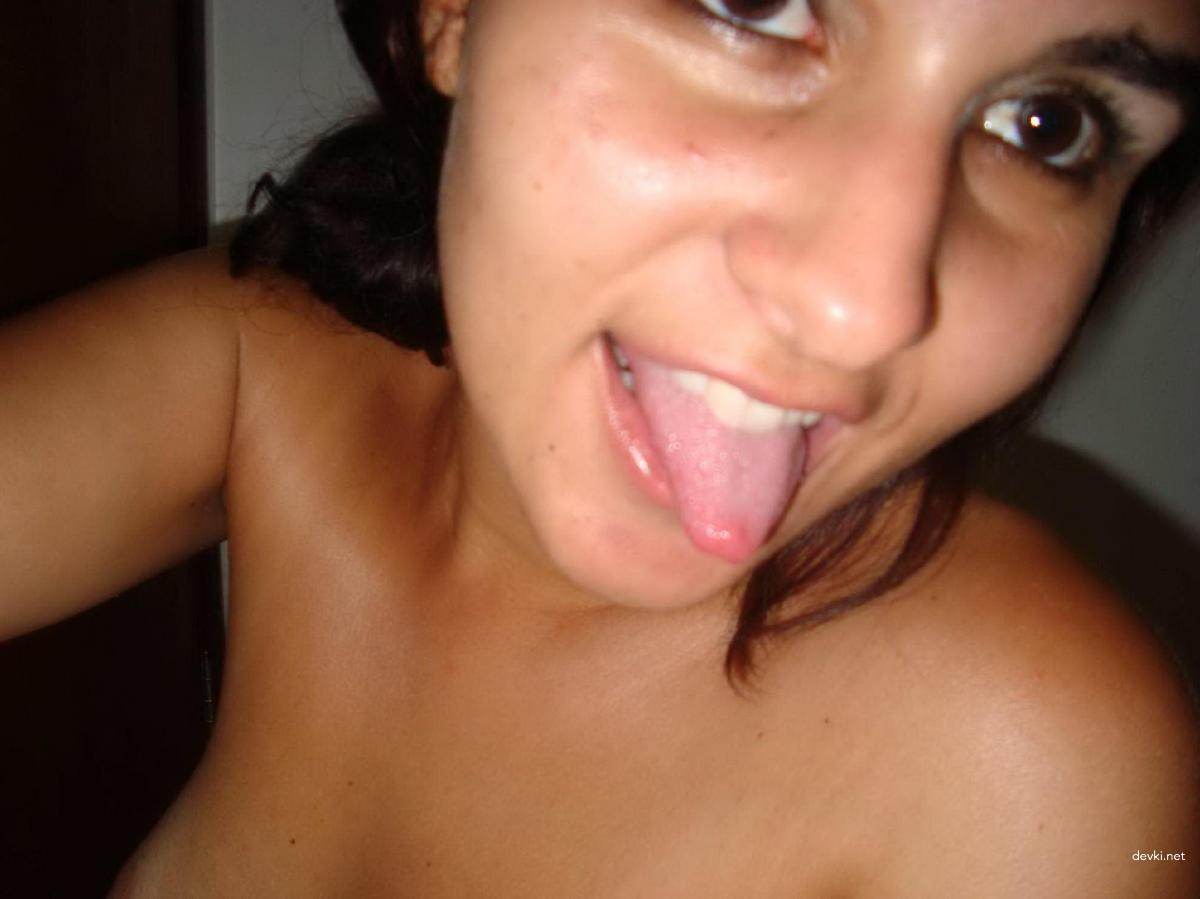 Explicit Amateur Brunette Nude Selfies: Hot Body Photoshoot