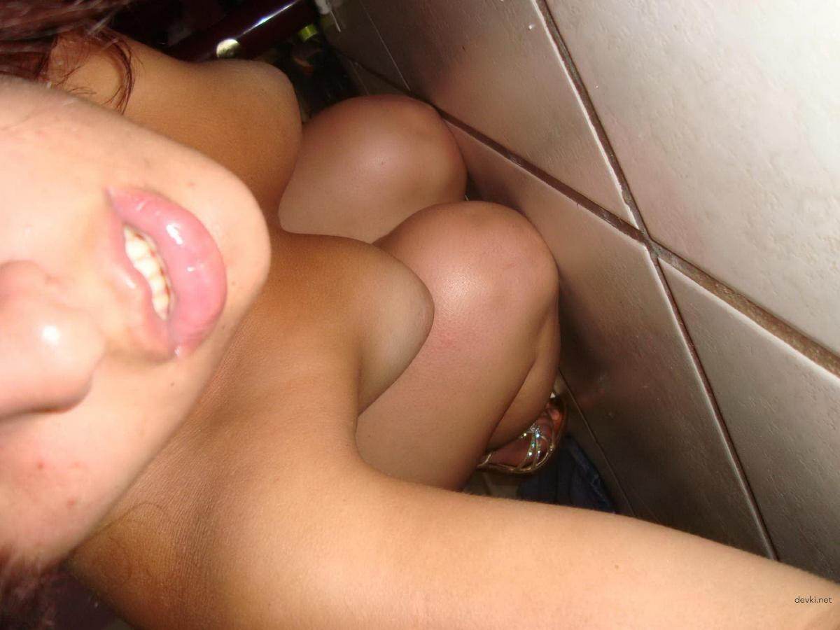 Explicit Amateur Brunette Nude Selfies: Hot Body Photoshoot