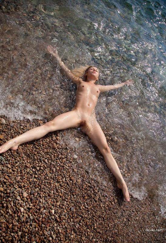 Wet Cutie Nude: Amateur Photo of Naked Babe - Explicit and Bold!