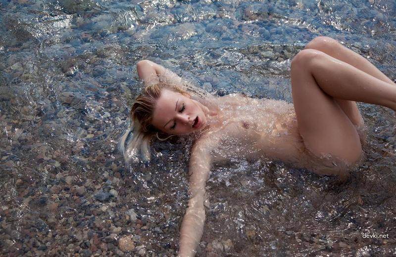 Wet Cutie Nude: Amateur Photo of Naked Babe - Explicit and Bold!