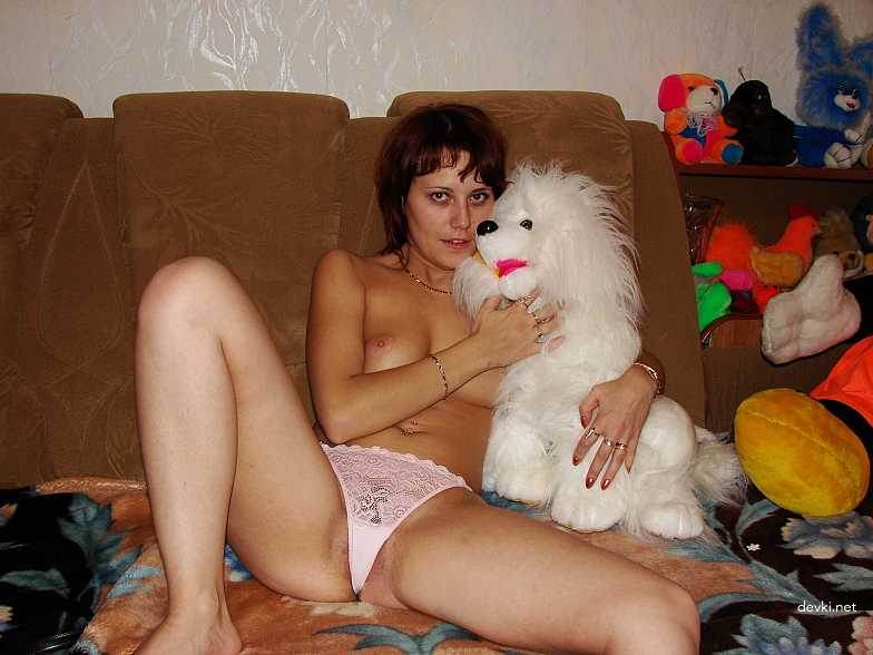 Brunette Poses in Panties: Explicit Amateur Photo Shoot