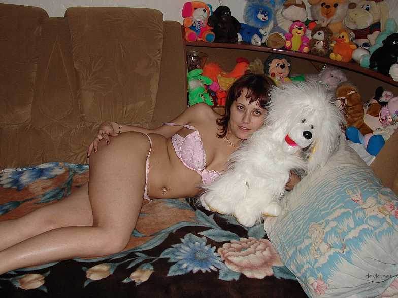 Brunette Poses in Panties: Explicit Amateur Photo Shoot