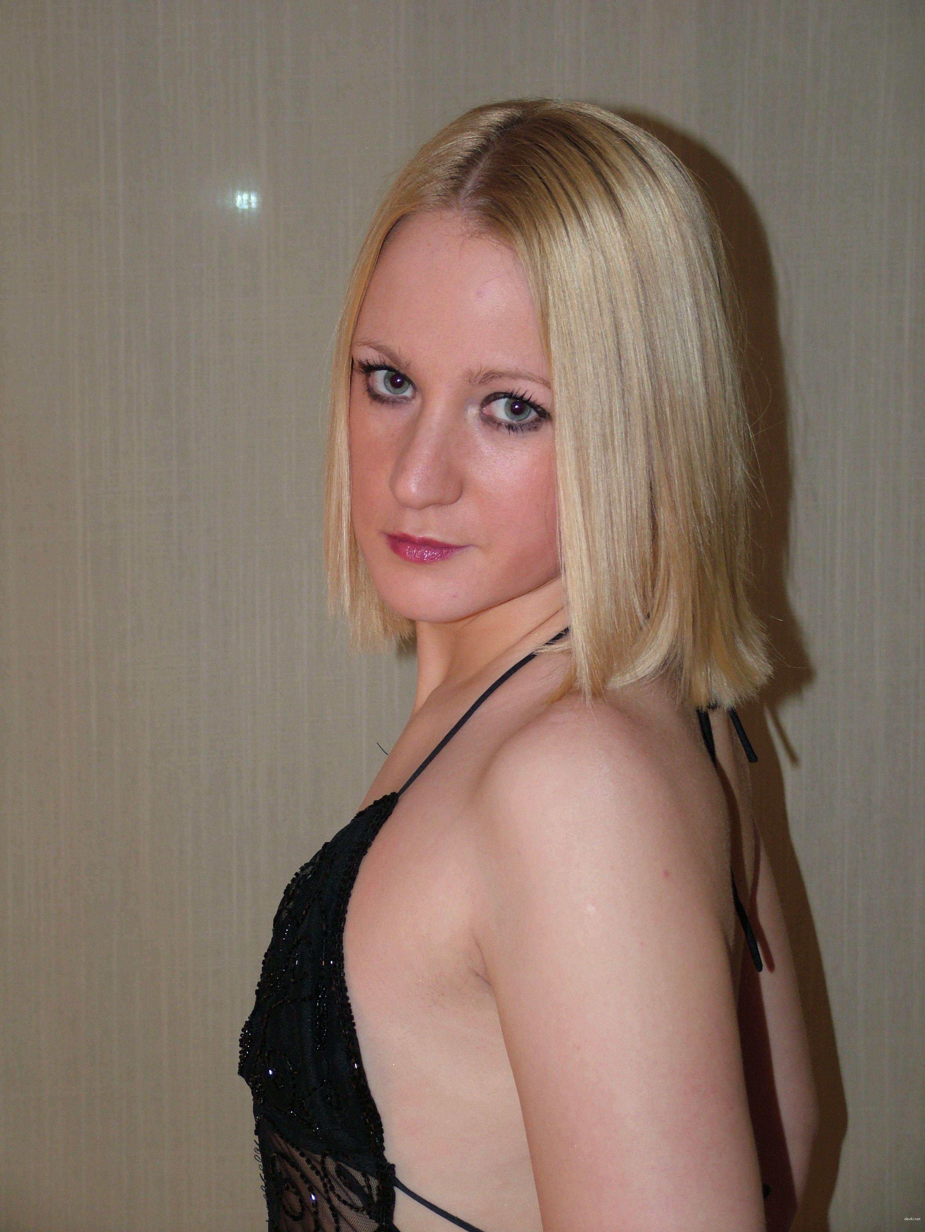 Explicit Blonde Amateur Erotic Photos: Aroused Blondie in Action