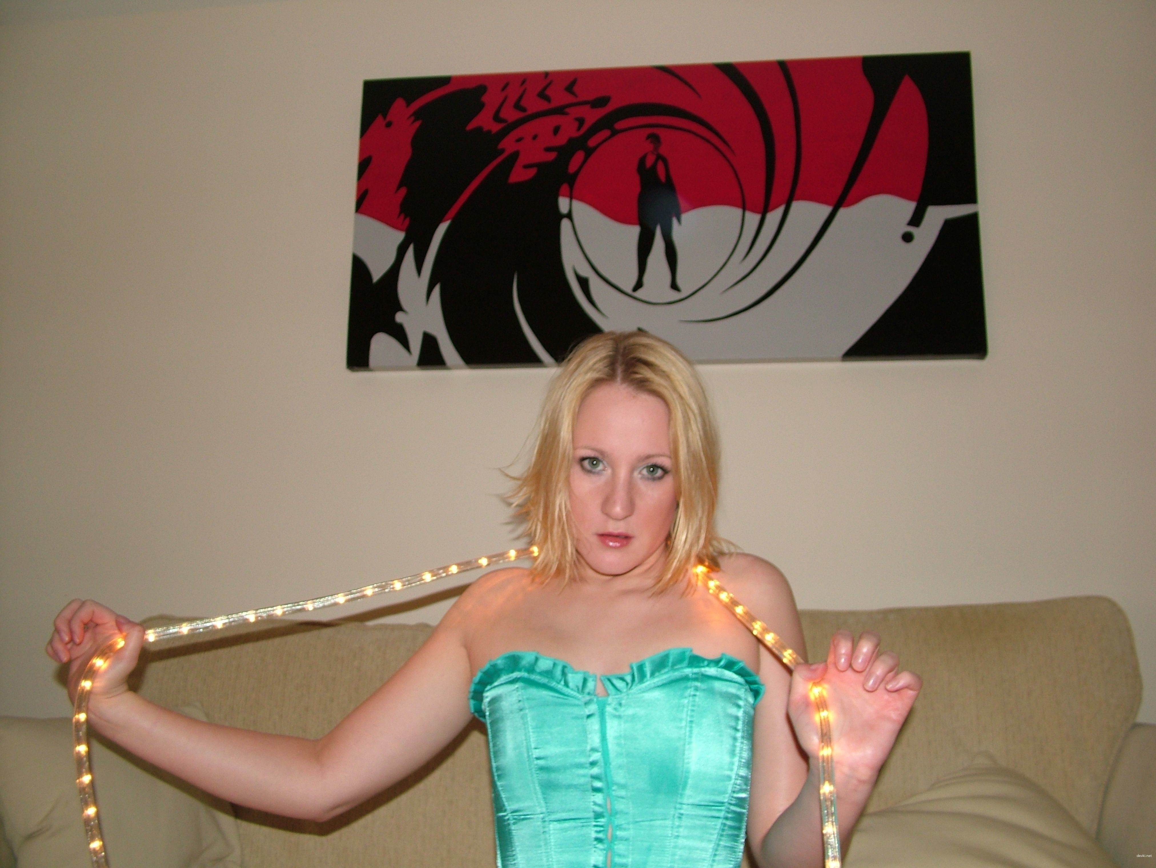 Explicit Blonde Amateur Erotic Photos: Aroused Blondie in Action
