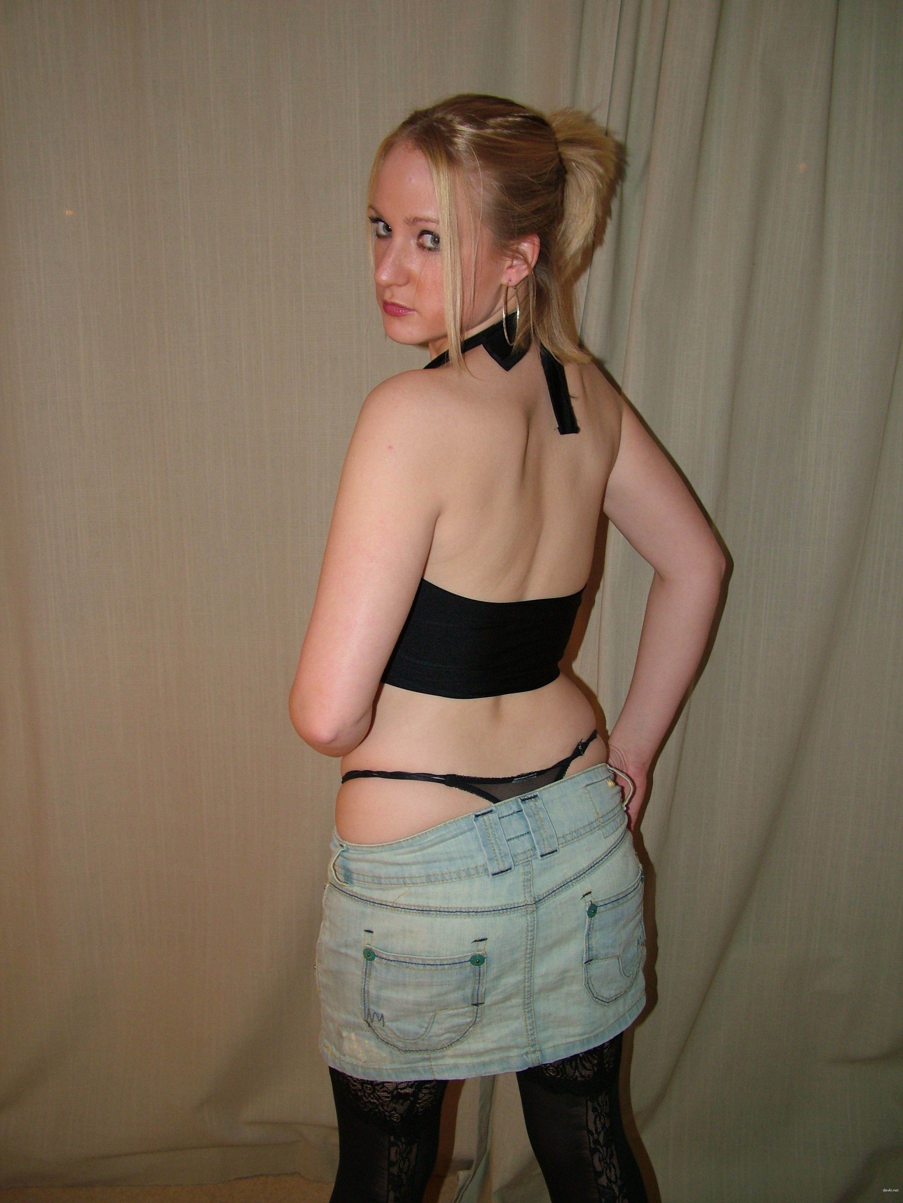 Explicit Blonde Amateur Erotic Photos: Aroused Blondie in Action