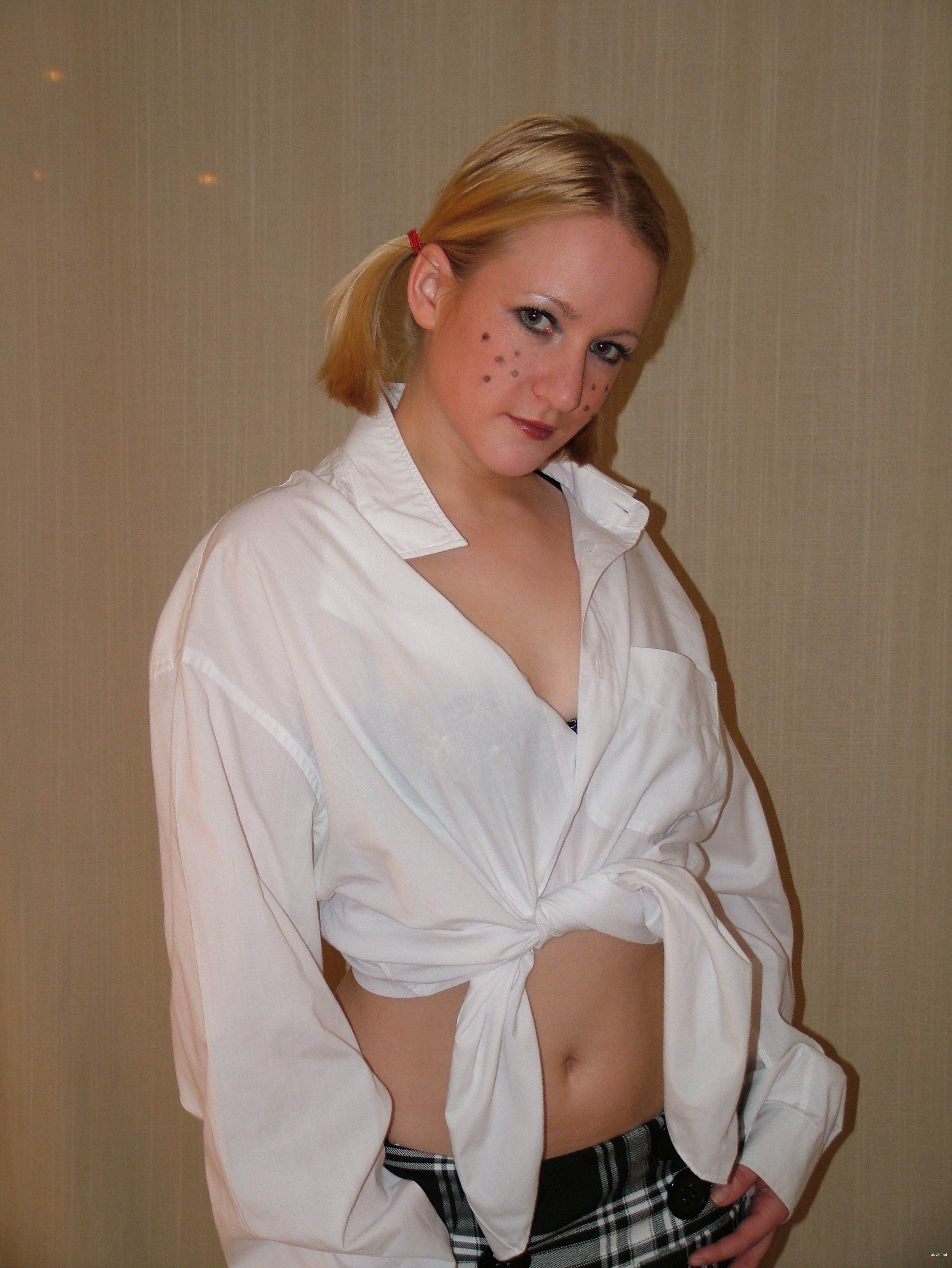 Explicit Blonde Amateur Erotic Photos: Aroused Blondie in Action