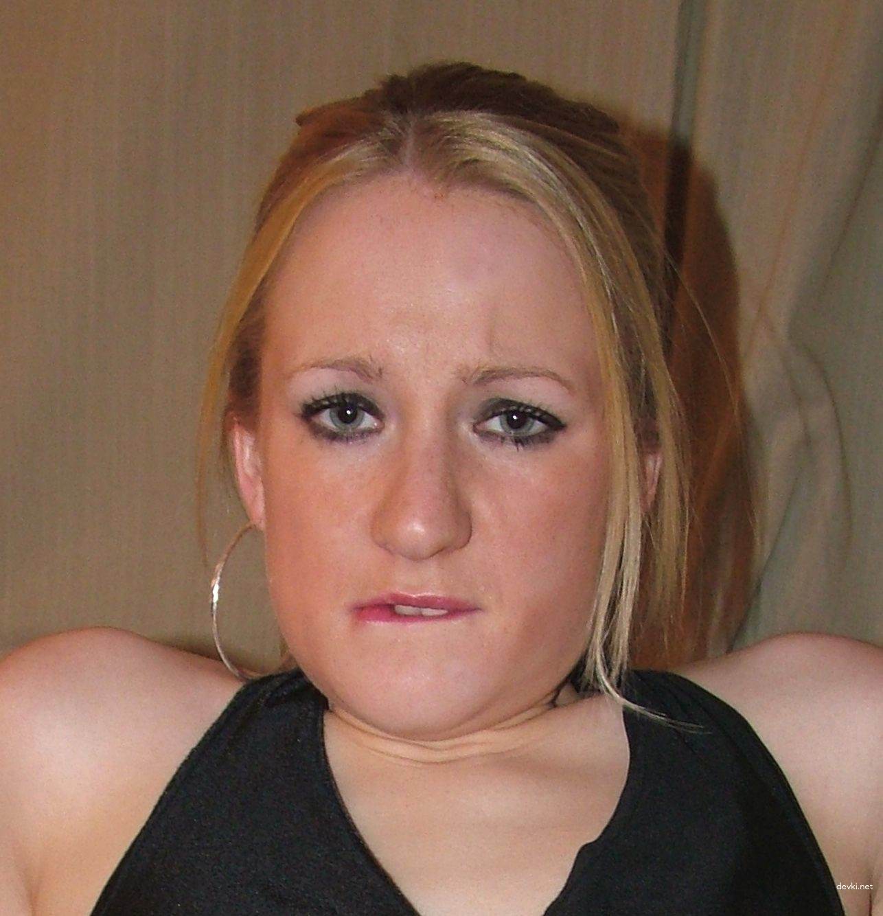 Explicit Blonde Amateur Erotic Photos: Aroused Blondie in Action