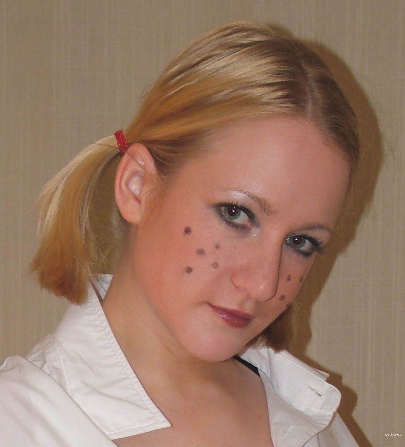 Explicit Blonde Amateur Erotic Photos: Aroused Blondie in Action