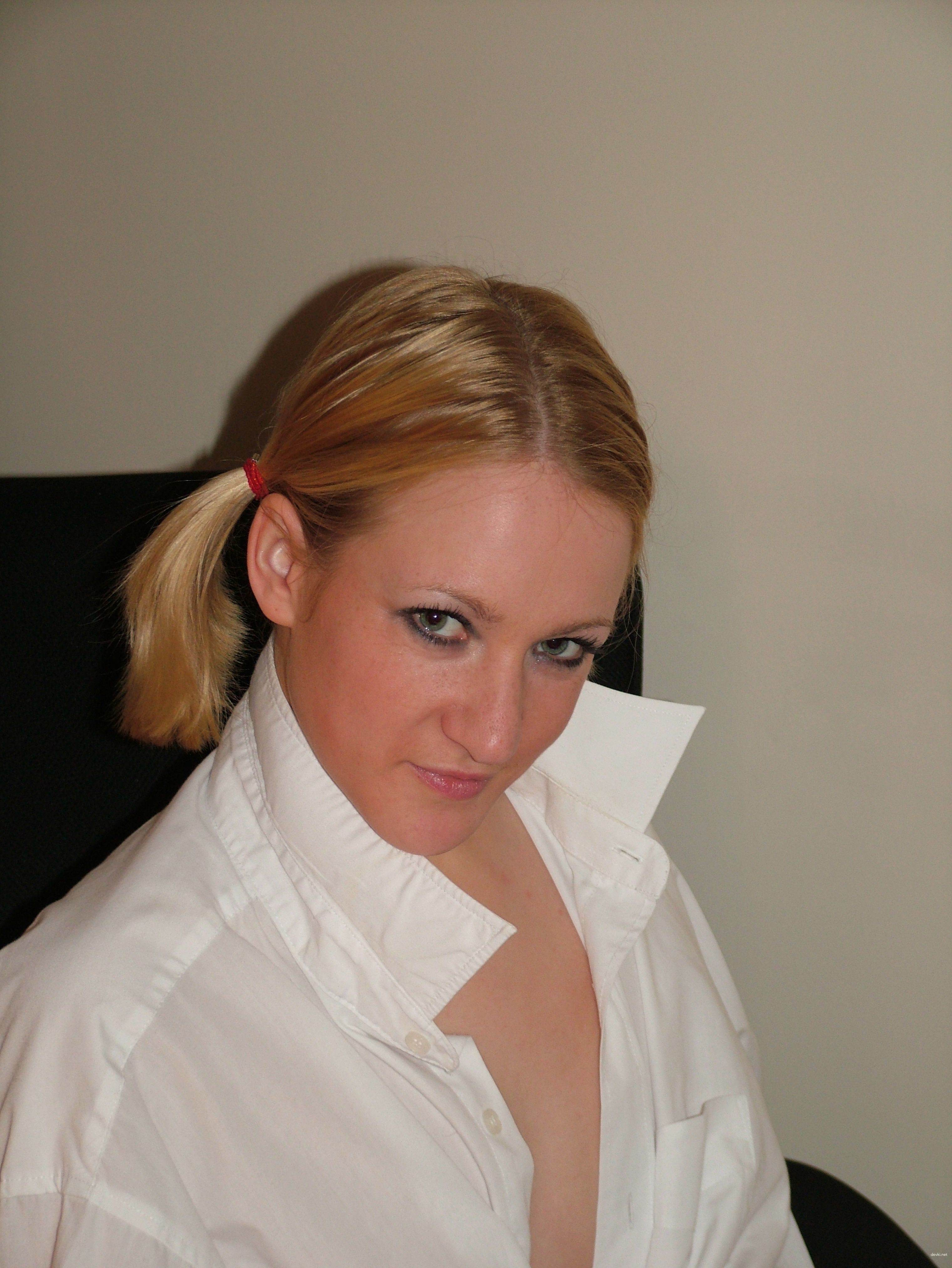 Explicit Blonde Amateur Erotic Photos: Aroused Blondie in Action