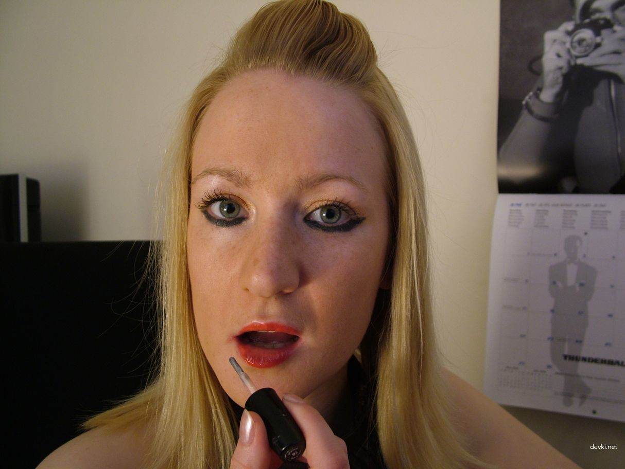 Explicit Blonde Amateur Erotic Photos: Aroused Blondie in Action