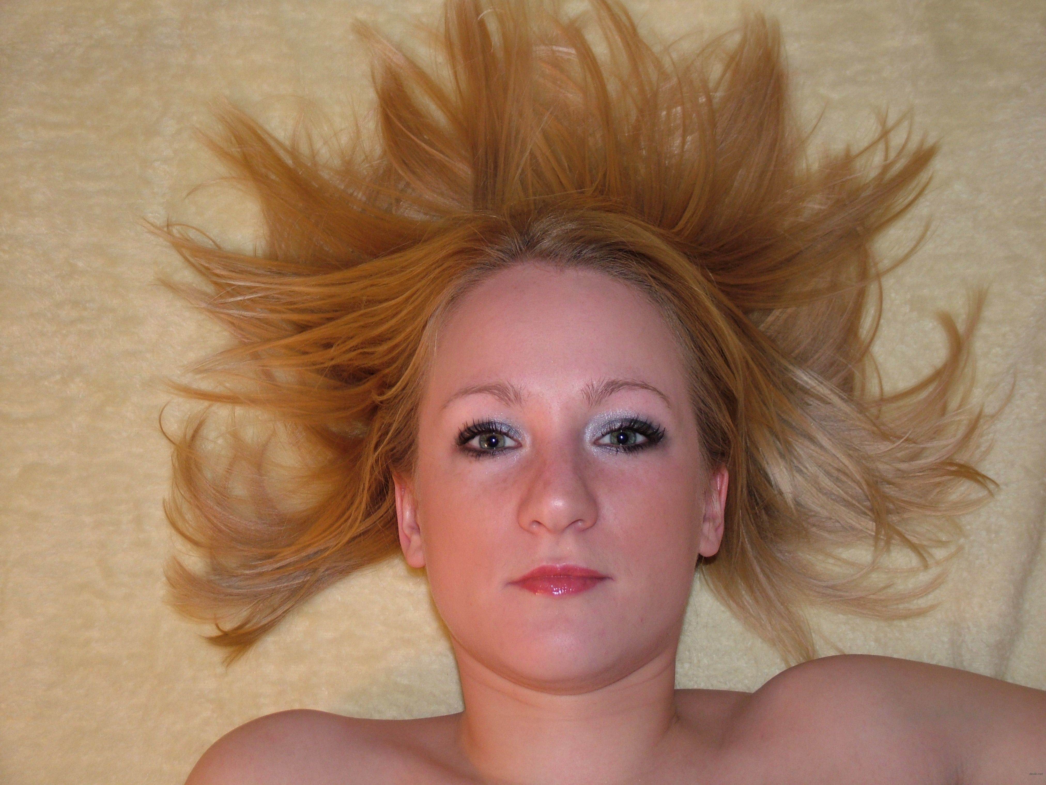 Explicit Blonde Amateur Erotic Photos: Aroused Blondie in Action