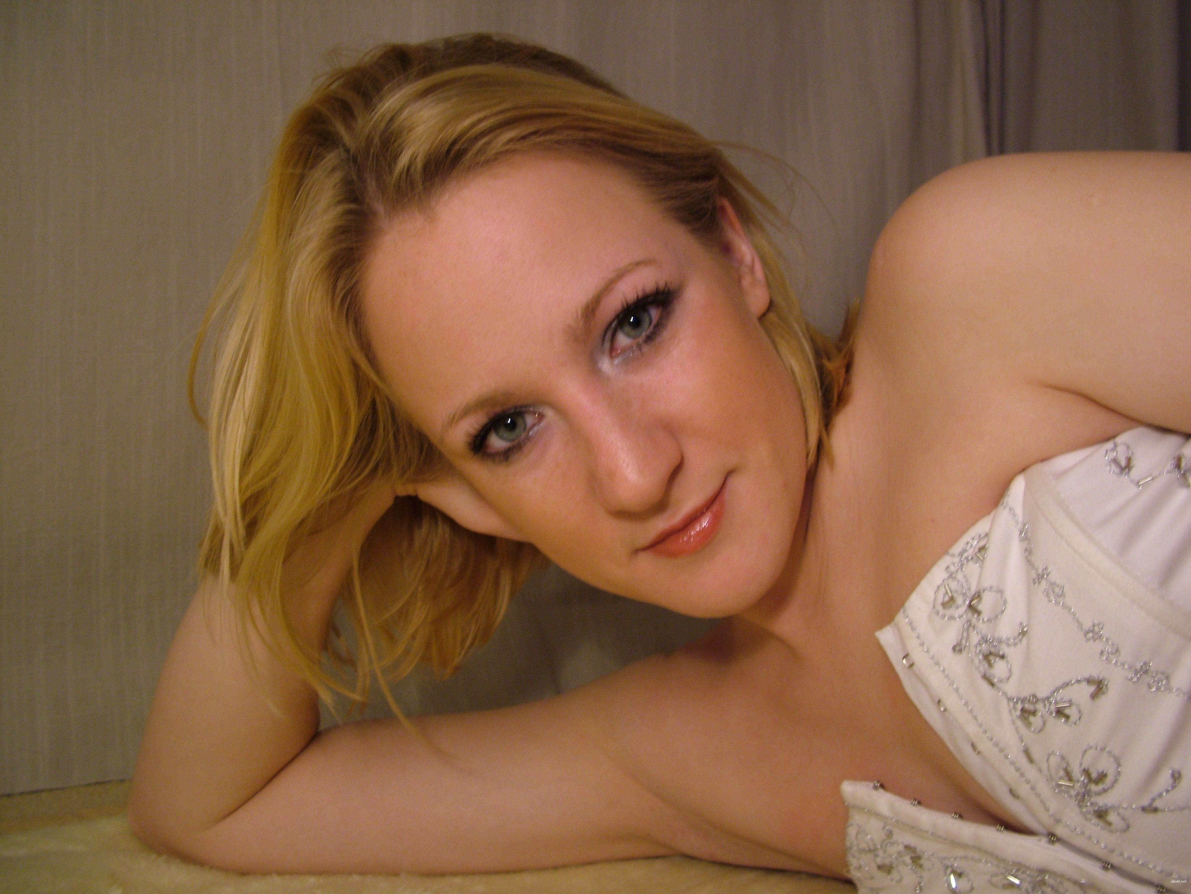 Explicit Blonde Amateur Erotic Photos: Aroused Blondie in Action