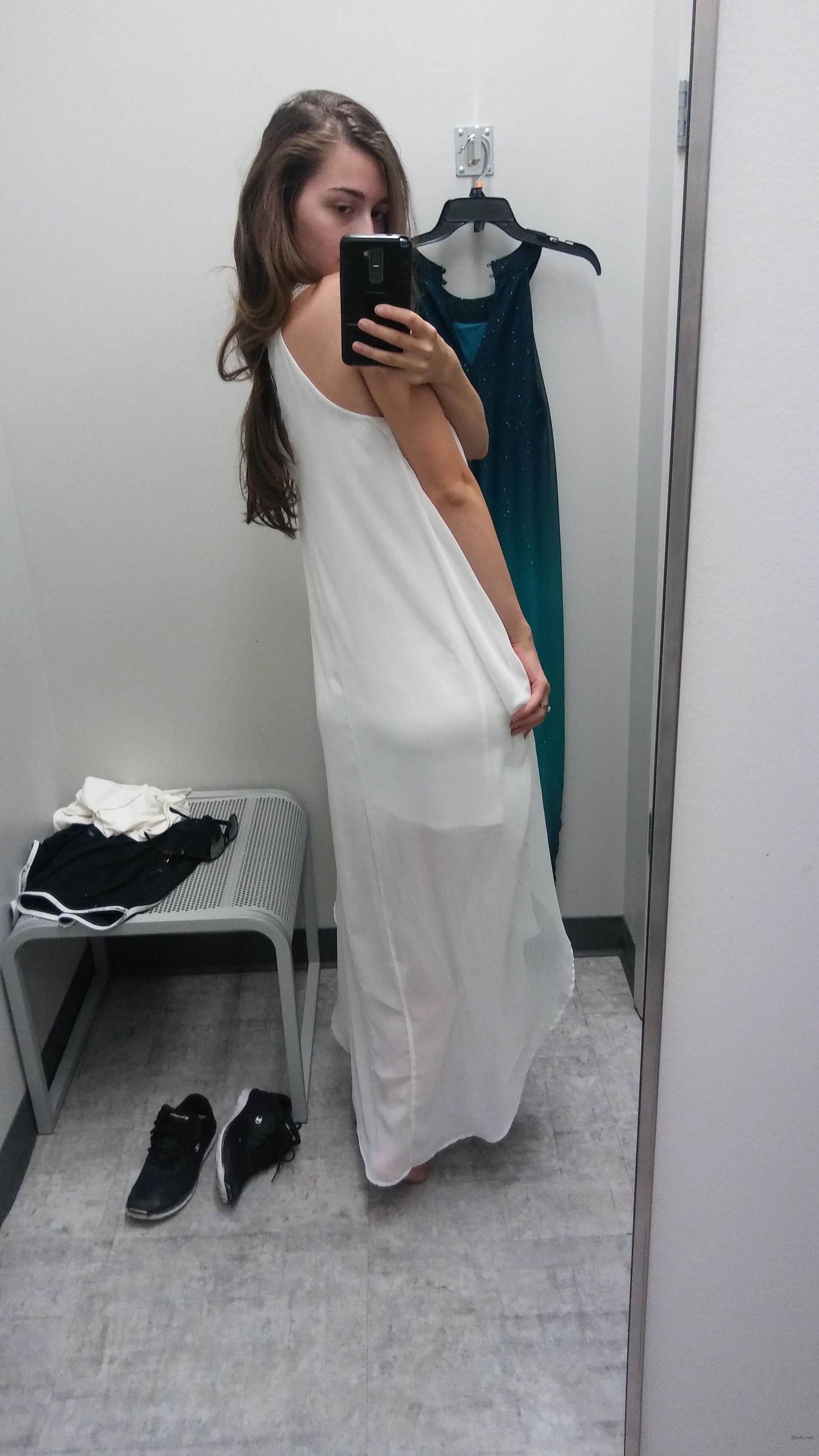 Amateur Girl's Explicit Dressing Room Photo - Private Voyeurism and Seduction