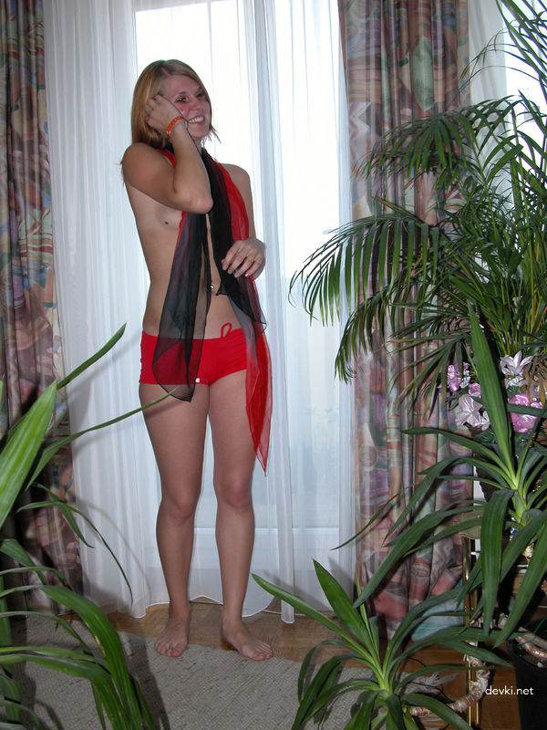 Sexy Girlfriend Poses in Tiny Shorts: Amateur Photo Shoot