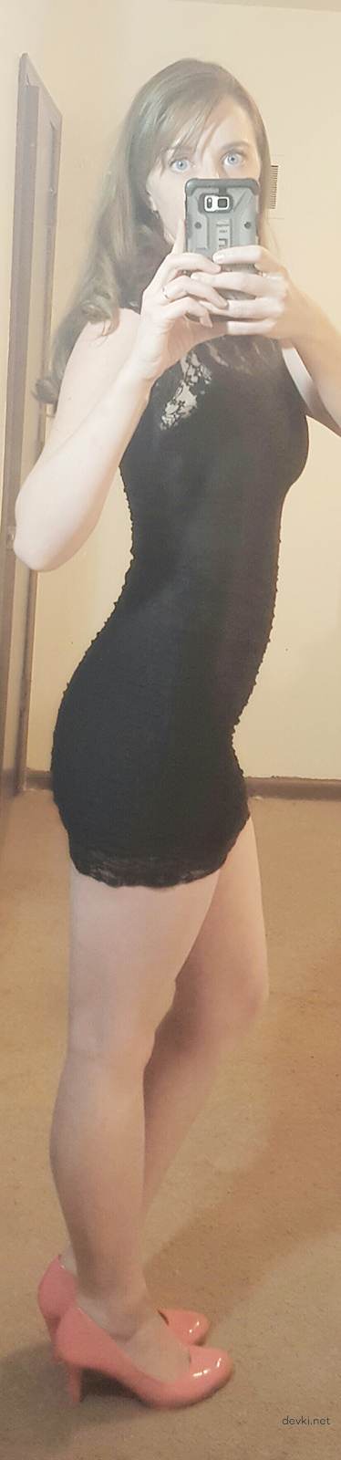 Amateur babe flaunts pussy in long scarf - Explicit photo shoot