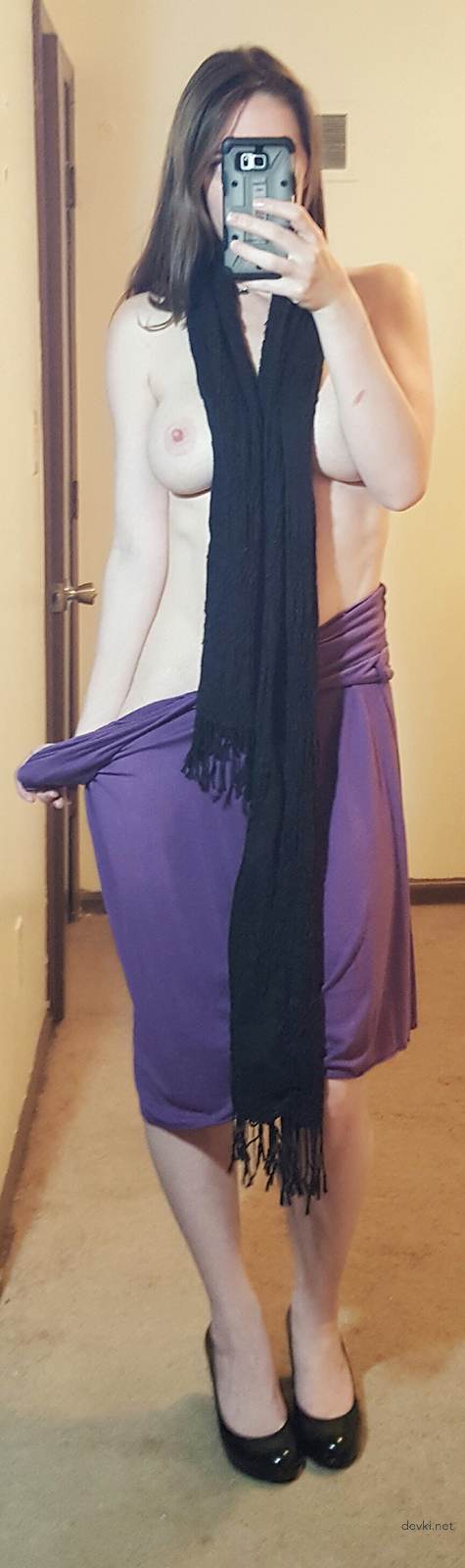 Amateur babe flaunts pussy in long scarf - Explicit photo shoot