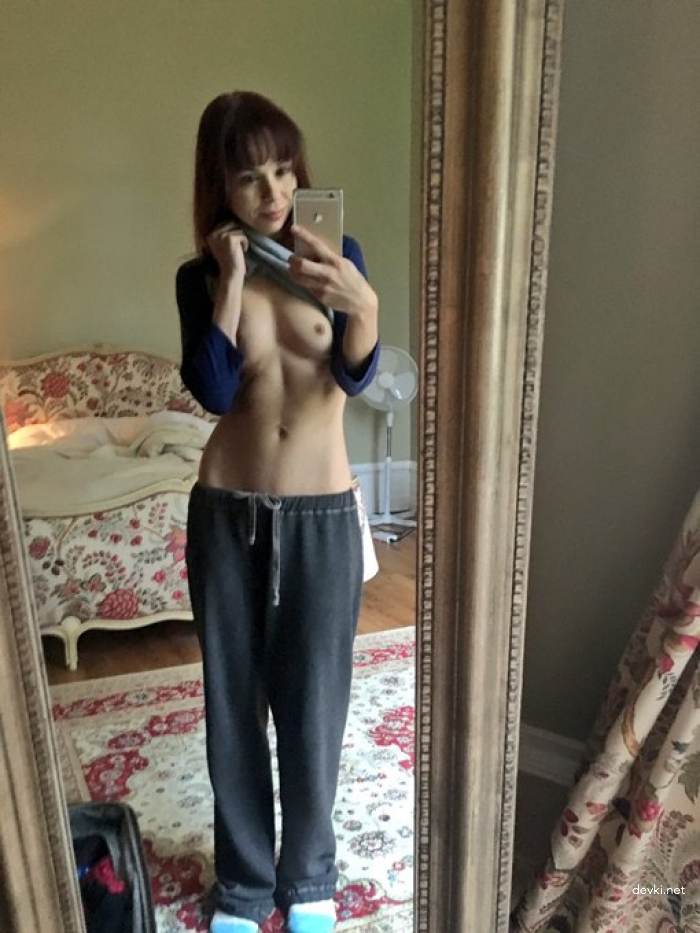 Sexy Girl with Slim Figure: Hot Amateur Photo Shoot