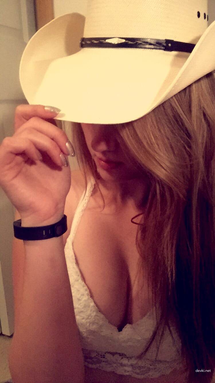 Amateur Blonde Babe's Erotic Photoshoot: Explicit and Seductive