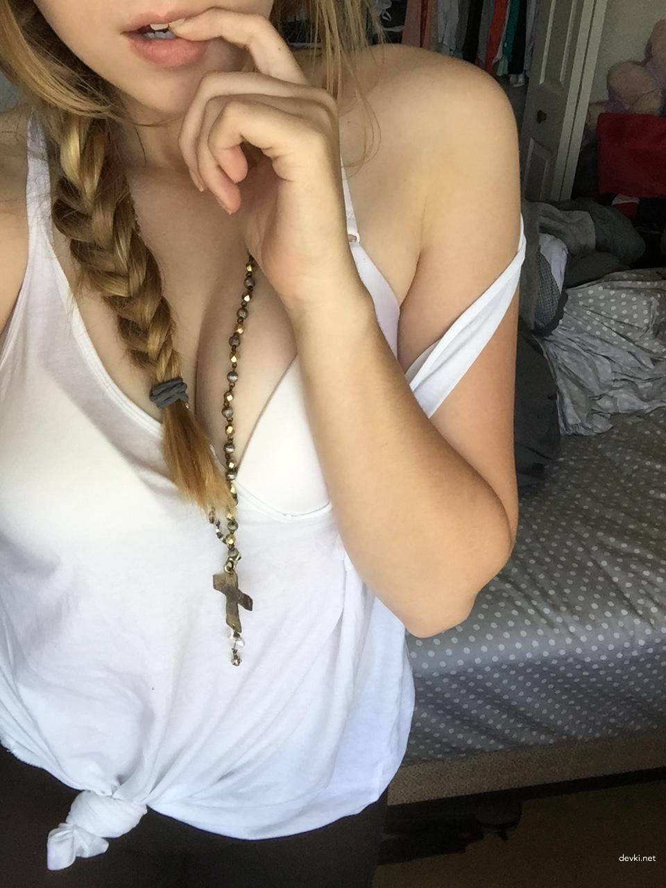 Amateur Blonde Babe's Erotic Photoshoot: Explicit and Seductive