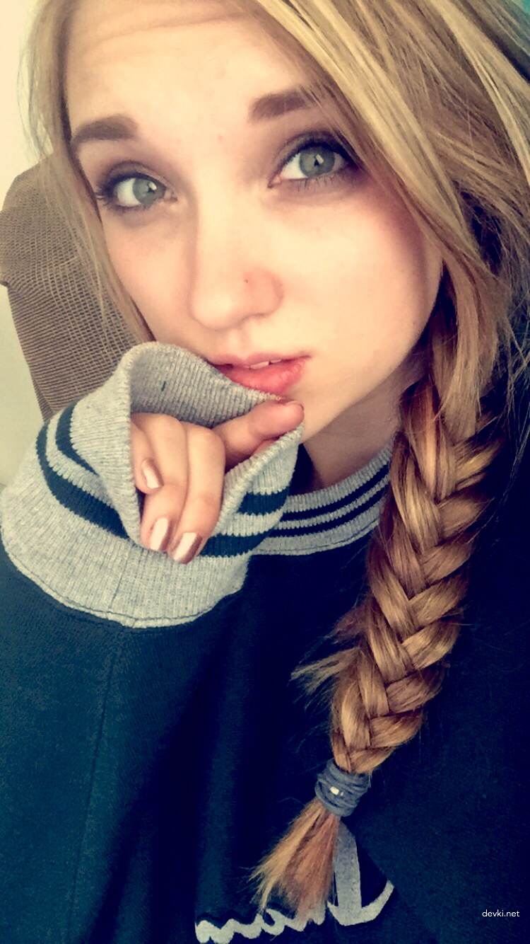 Amateur Blonde Babe's Erotic Photoshoot: Explicit and Seductive