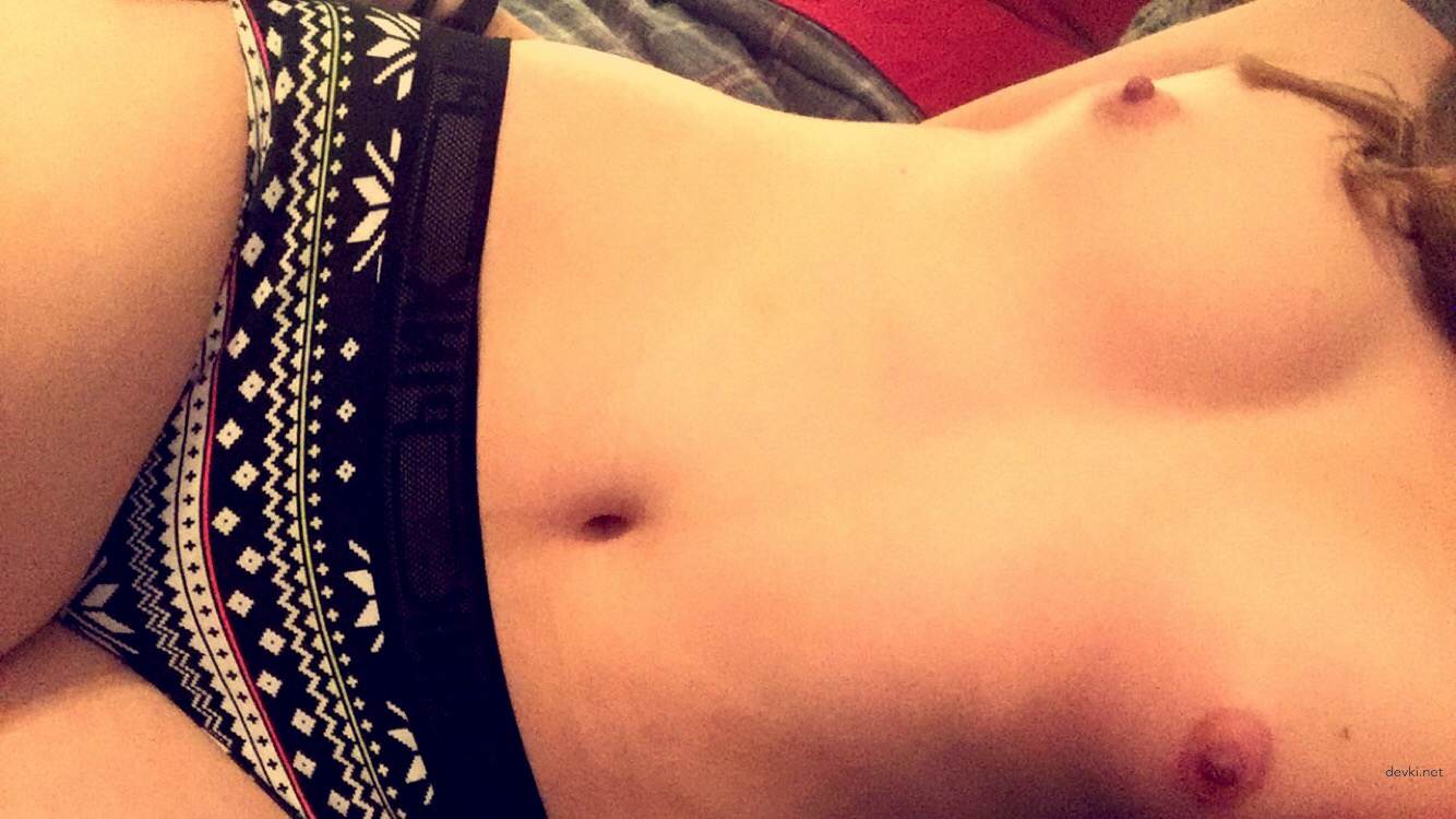 Amateur Blonde Babe's Erotic Photoshoot: Explicit and Seductive