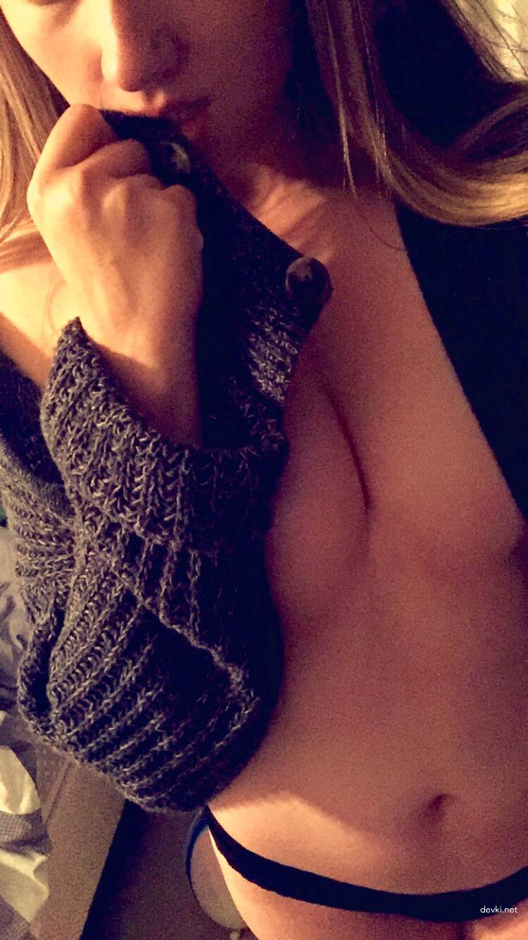 Amateur Blonde Babe's Erotic Photoshoot: Explicit and Seductive