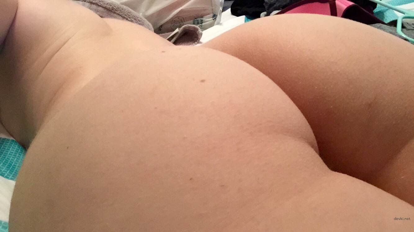 Amateur Blonde Babe's Erotic Photoshoot: Explicit and Seductive