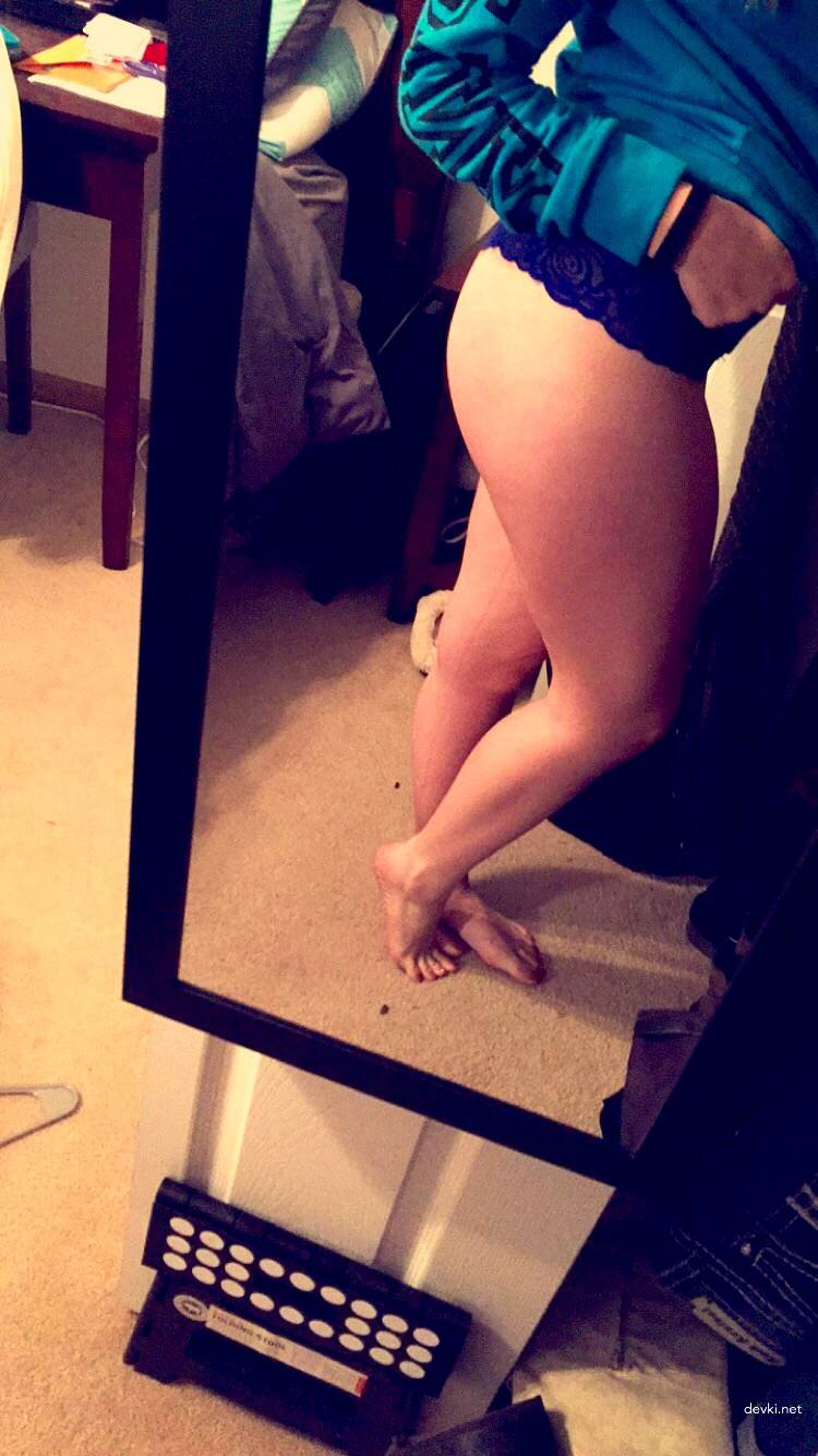 Amateur Blonde Babe's Erotic Photoshoot: Explicit and Seductive