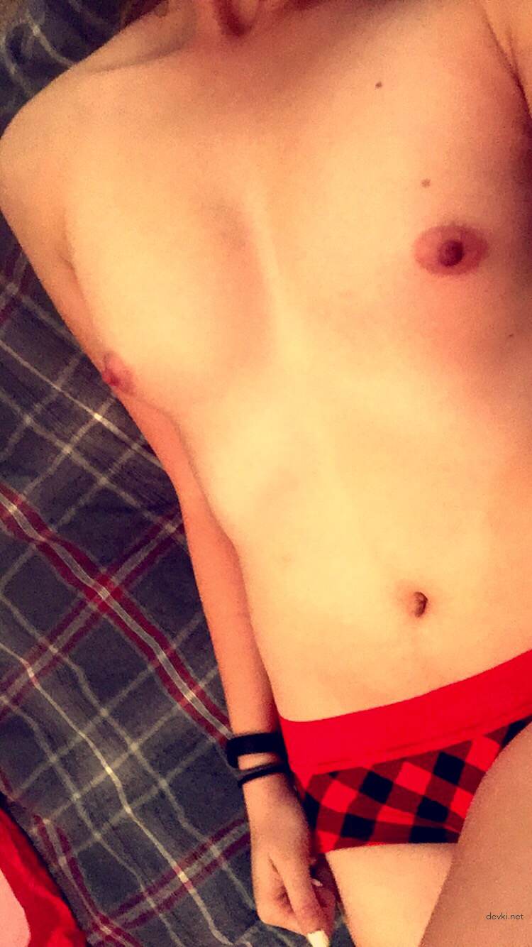 Amateur Blonde Babe's Erotic Photoshoot: Explicit and Seductive