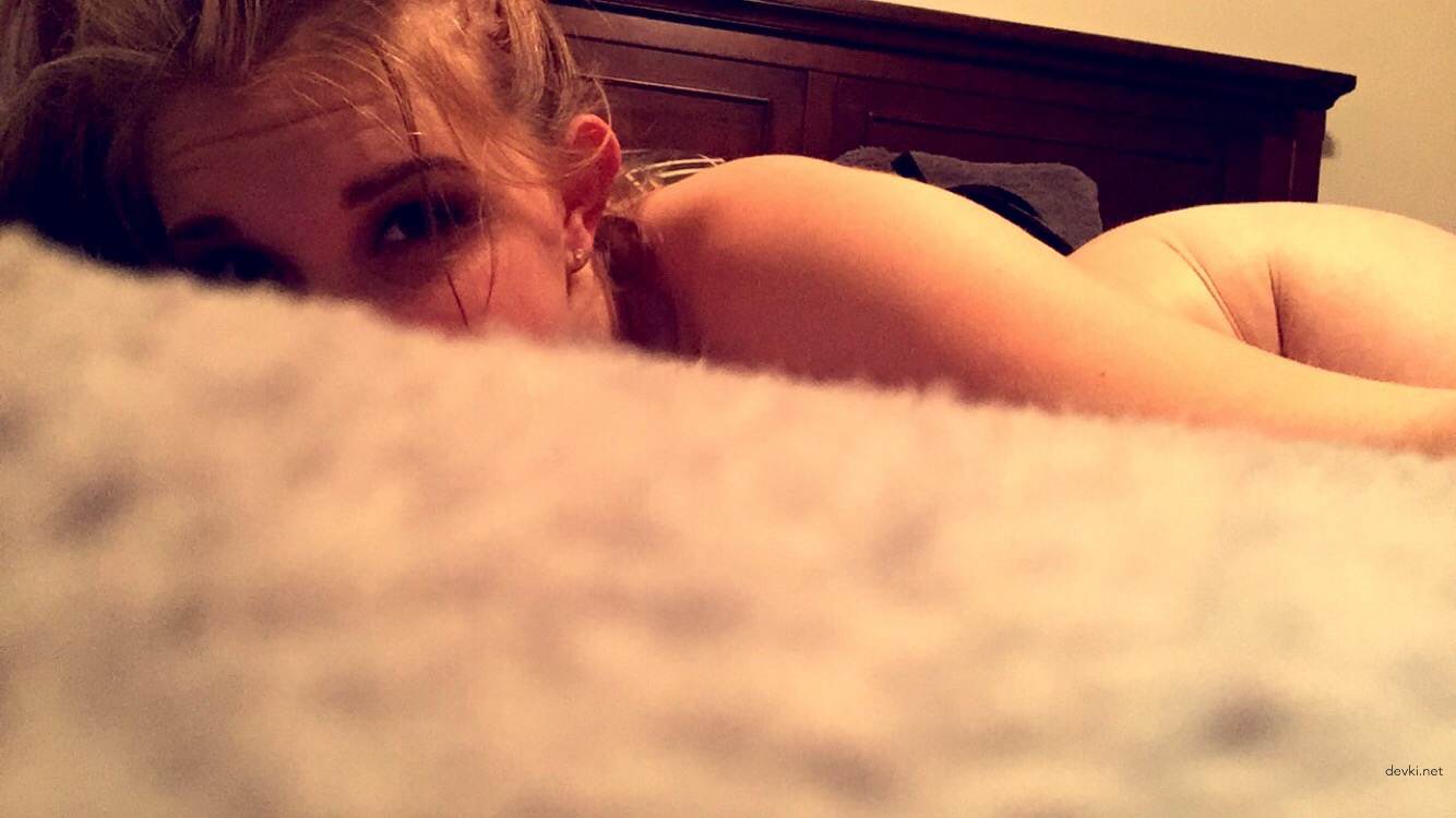 Amateur Blonde Babe's Erotic Photoshoot: Explicit and Seductive