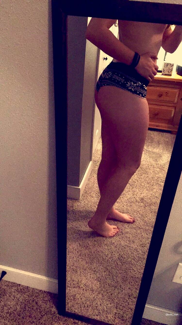 Amateur Blonde Babe's Erotic Photoshoot: Explicit and Seductive