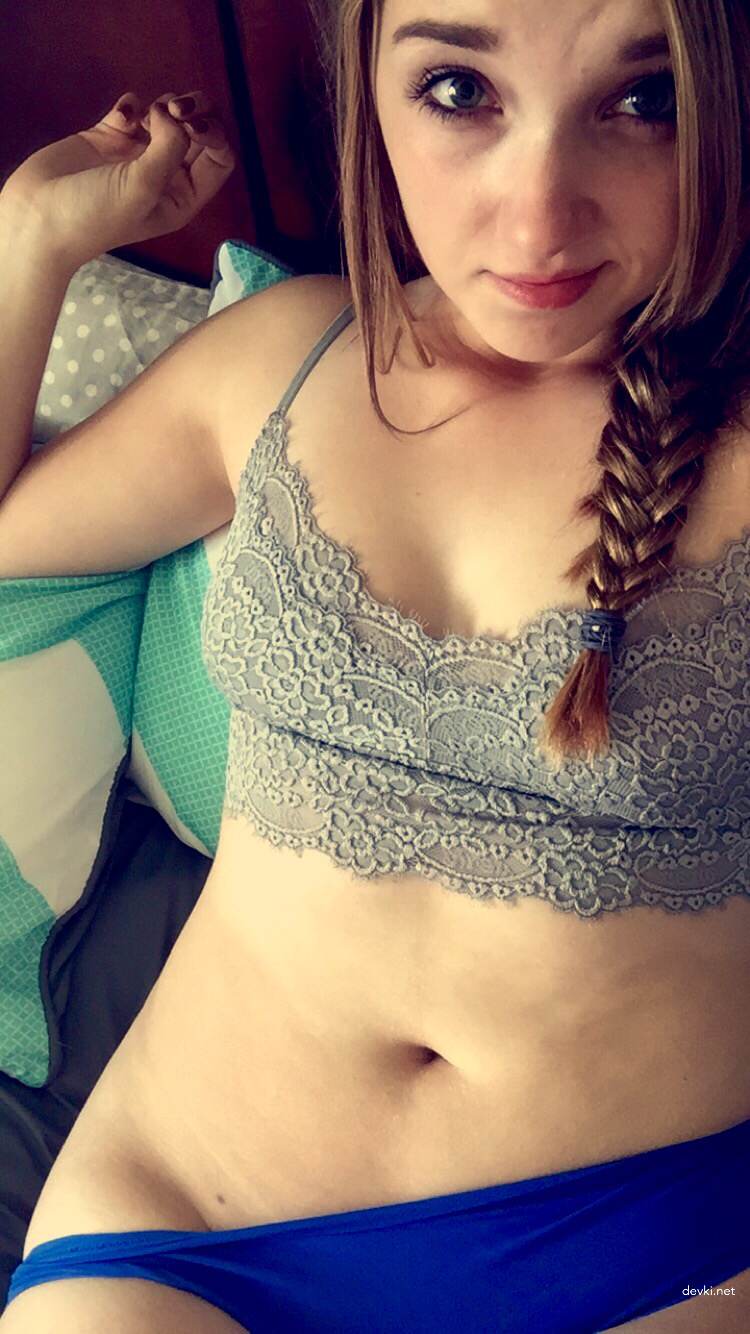 Amateur Blonde Babe's Erotic Photoshoot: Explicit and Seductive