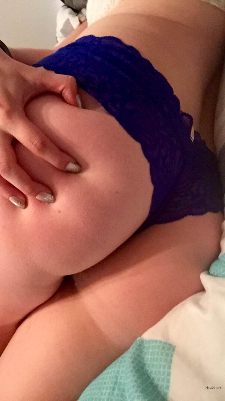 Amateur Blonde Babe's Erotic Photoshoot: Explicit and Seductive