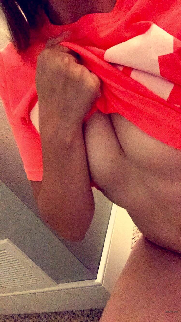 Amateur Blonde Babe's Erotic Photoshoot: Explicit and Seductive