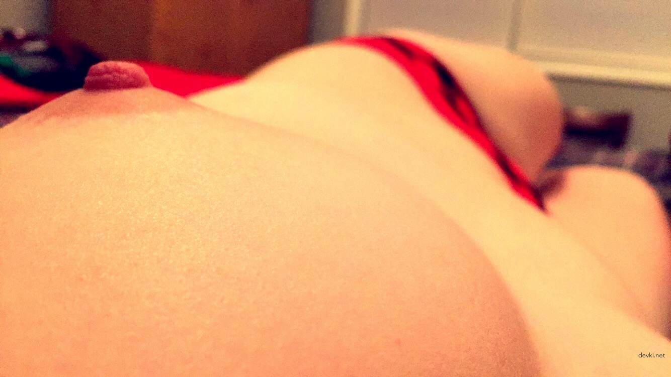 Amateur Blonde Babe's Erotic Photoshoot: Explicit and Seductive