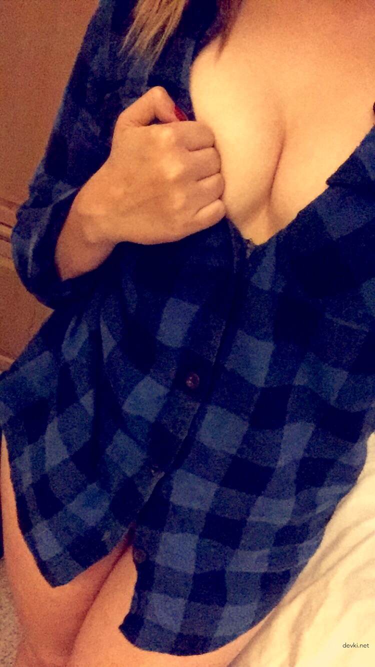 Amateur Blonde Babe's Erotic Photoshoot: Explicit and Seductive