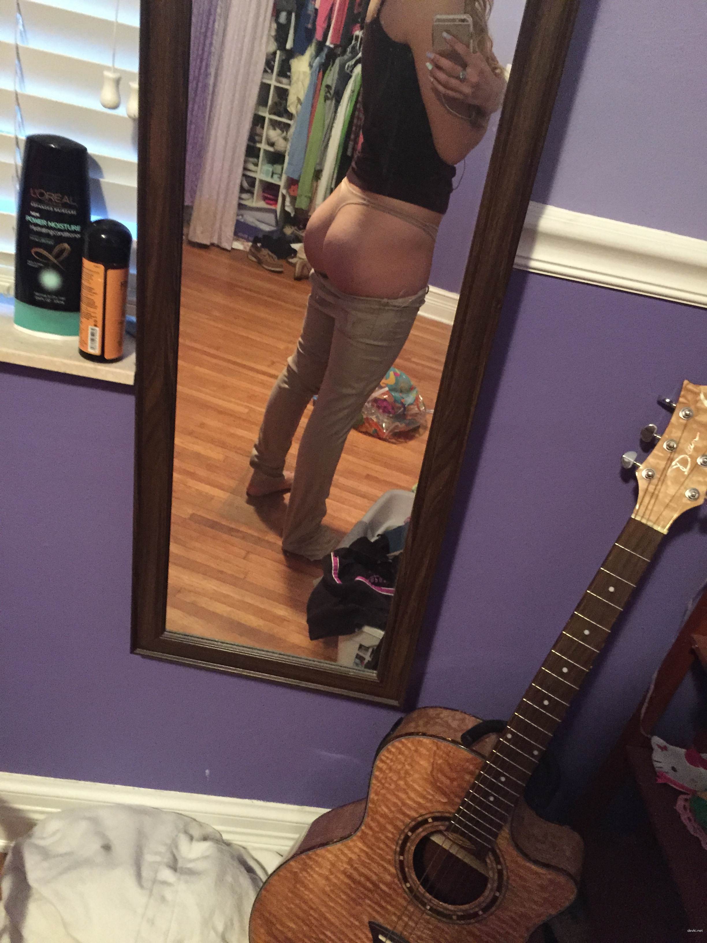 Attractive Babe with Round Ass: Explicit Amateur Photo