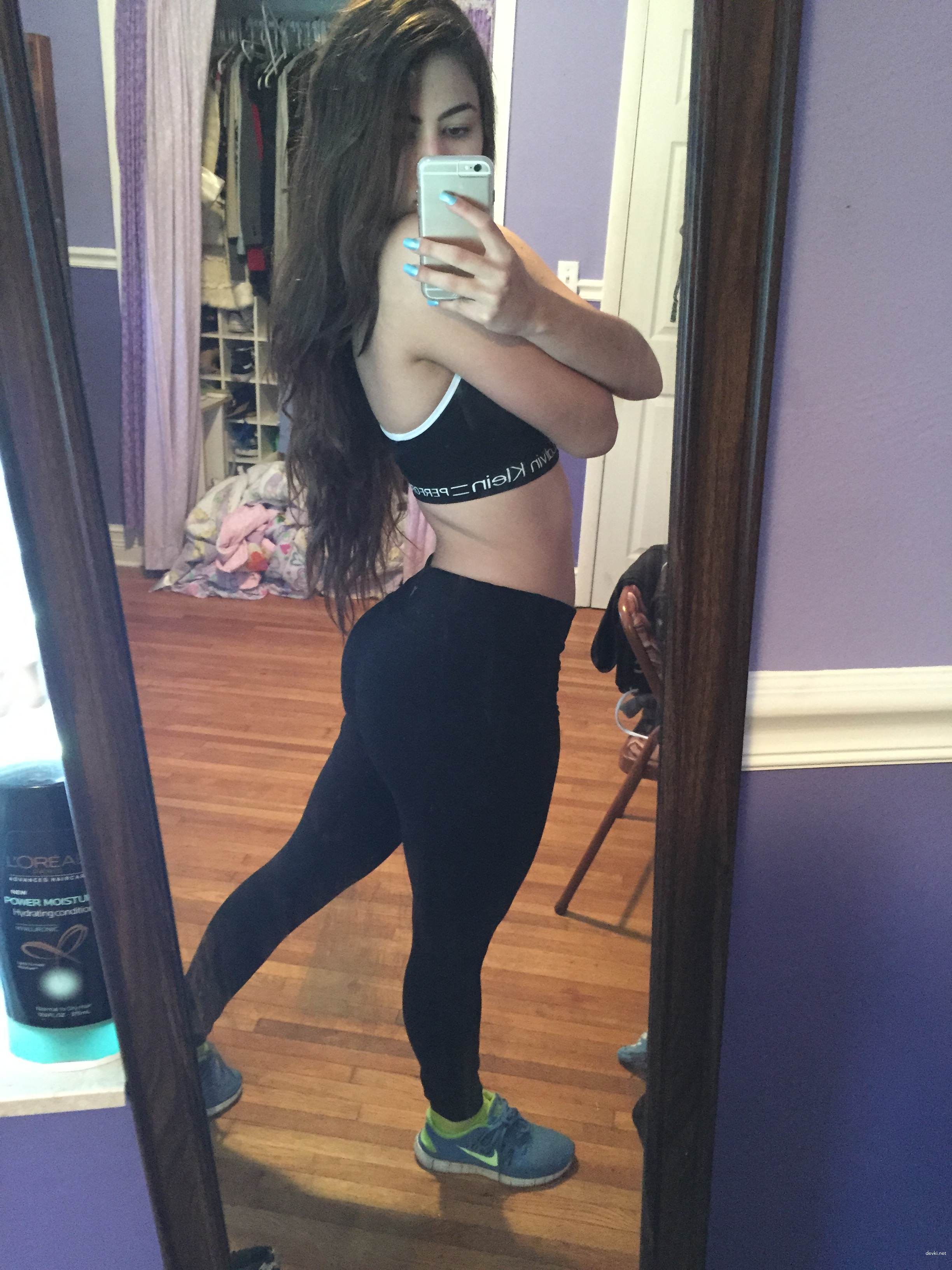 Attractive Babe with Round Ass: Explicit Amateur Photo